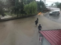MAHSUR KALDI - Sağanak Yağış Giresun'da Hayatı Olumsuz Etkiledi