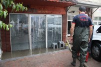 MAHSUR KALDI - Sağanak Yağış Sele Neden Oldu, Vatandaşlar Kuaförde Mahsur Kaldı