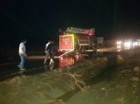 MAHSUR KALDI - Sel Yolu Yardı Açıklaması Yozgat-Ankara Karayolu Trafiğe Kapandı