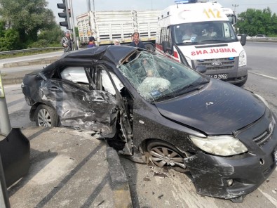 Servis Minibüsü İle Otomobil Çarpıştı Açıklaması 7 Yaralı