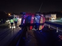 TEM'de Kaza Yapan Tır Yola Devrildi, 2 Saat Trafik Durdu