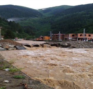 Trabzon'da Etkili Olan Yağmur Uzungöl'ü De Olumsuz Etkiledi
