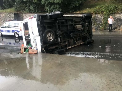 Beyoğlu'nda Kamyonet Devrildi