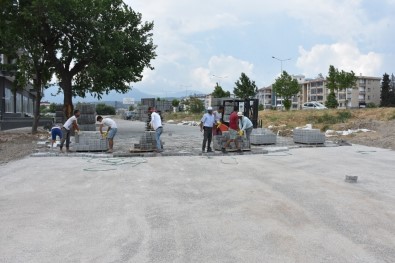 Edremit Belediyesi Parke Taşı Döşeme Çalışmalarını Sürdürüyor