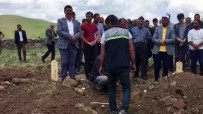 Öldürülen AK Parti Meclis Üyesi Ve Yeğeni Toprağa Verildi Haberi