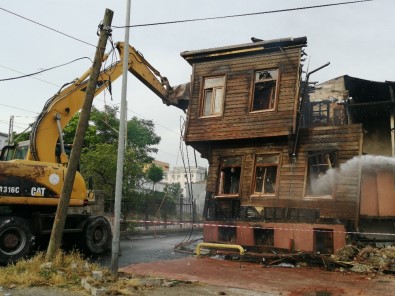 (Özel) Samatya'da Kül Olan Tarihi Bina, Ekiplerce Kontrolü Bir Şekilde Yıkıldı