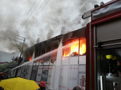 Sakarya'da İş Yerine Yıldırım Düştü Açıklaması 1'İ Ağır 2 Kişi Yaralı