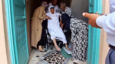 Suriyeli Yaşlı Kadının Tekerlekli Sandalye Sevinci