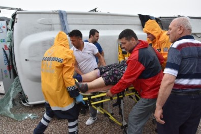 Balıkesir'de Yolcu Minibüsü Yan Yattı Açıklaması 10 Yaralı