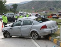 AŞIRI HIZ - Bayram tatilinin ilk gün bilançosu... Yollar kan gölü: 12 ölü, 83 yaralı!