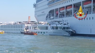 İtalya'da Yolcu Gemisi Turist Teknesine Çarptı
