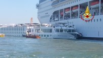 YOLCU GEMİSİ - İtalya'da Yolcu Gemisi Turist Teknesine Çarptı