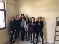 ZÜBEYDE HANıM - Öğrenciler İhtiyaç Sahibi Ailelerin Evlerini Boyadı
