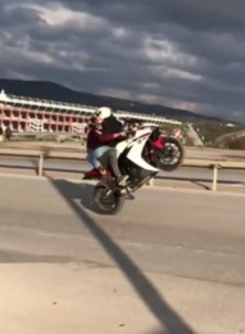 (Özel) Motosiklet Üzerinde Kız Arkadaşını Kucağına Alıp, Tek Teker Giden Maganda Kamerada