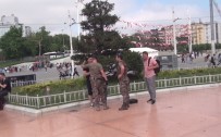 İNSANSIZ HAVA ARACI - (Özel) Taksim Meydanı'nda Drone Kaldıran Çinli Turist, Polis Ekiplerini Alarma Geçirdi