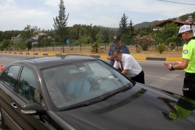 Polis Ve Jandarmadan 'Çocuklara Karne , Velilere Şeker'