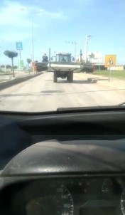 Seyir Halindeki Traktör Yolu Kapladı