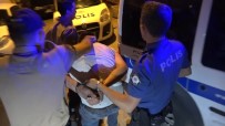 KREDI KARTı - Silahlı Saldırgan, Tornavidayla Polislere Saldırdı