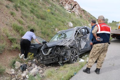 Sivas'ta Kontrolden Çıkan Otomobil Uyarı Levhasına Çarptı Açıklaması 4 Yaralı