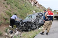 Sivas'ta Kontrolden Çıkan Otomobil Uyarı Levhasına Çarptı Açıklaması 4 Yaralı Haberi