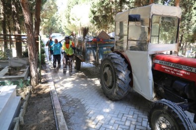 Turgutlu'da Kabristanlarda Bayram Hazırlığı