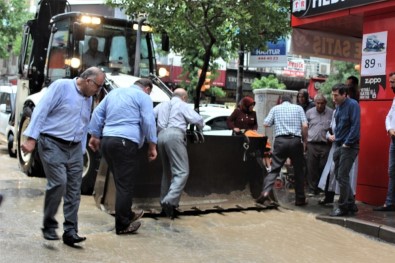 Alt Geçitte Mahsur Kalanlar Botla Kurtarıldı