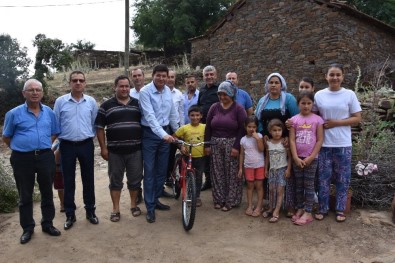 Başkan Özcan'dan Çocuklara Bisikletli Karne Hediyesi