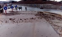 Burdur'da Sağanak Etkili Oldu, Köy Yolları Sular Altında Kaldı