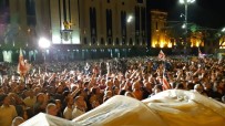Gürcistan'da Parlamento Binası Önünde Büyük Protesto