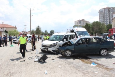 Hafif Ticari Araçla Otomobil Kafa Kafaya Çarpıştı Açıklaması 6 Yaralı
