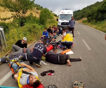 Hatay'da Kaçak Göçmen Taşıyan Kamyonet Devrildi Açıklaması 11 Yaralı