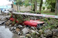 ALI RıZA SEPTIOĞLU - Kuvvetli Yağış İstinat Duvarını Yıktı, 7 Araç Zarar Gördü
