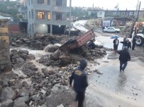 İŞ MAKİNESİ - Meram Belediyesi Ekipleri, Çomaklar'a Anında Müdahale Etti