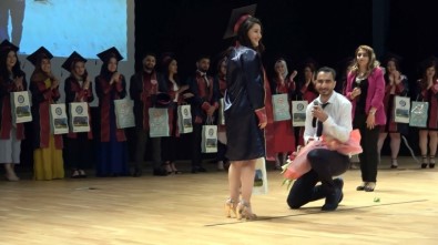 Mezuniyet Töreninde Sürpriz Evlilik Teklifi