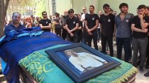 Mezuniyetinden Bir Gün Önce Ölen Üniversite Öğrencisinin Cenazesi Toprağa Verildi