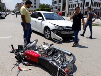 MUSTAFA ÖZER - Otomobil İle Çarpışan Motosiklet Sürücüsü Yaralandı