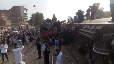 Pakistan'da Tren Kazası Açıklaması 3 Ölü