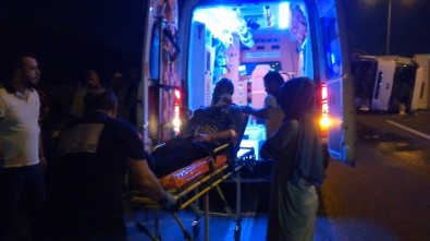 TEM Otoyolu'nda Kamyon İle Minibüs Çarpıştı Açıklaması 2'Si Çocuk 10 Yaralı