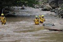 KARADERE - Trabzon Araklı'daki Selde Kaybolan 3 Kişi Aranıyor