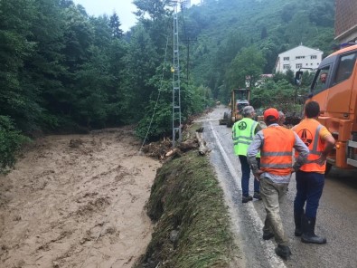 Trabzon'da Araklı İlçesinin Ardından Yomra İlçesinde De Şiddetli Yağış Etkili Oluyor