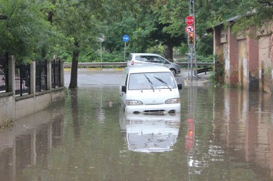 Yoğun Yağış Nedeniyle Yolda Oluşan Su Birikintisi Havadan Görüntülendi