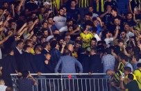 TAHKİM KURULU - Ali Koç, Tribünde Taraftarlarla Bir Araya Geldi