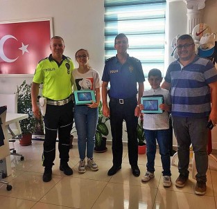 Aliağa İlçe Emniyet Müdürlüğünden Başarılı Çocuklara Ödül