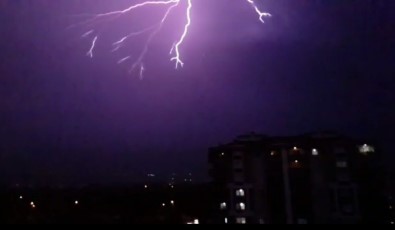 Antalya'da Şimşekler Gökyüzünü Aydınlattı