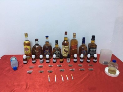 Çanakkale'de Yol Kontrolünde Satışa Hazır Uyuşturucu Ve Kaçak İçki Yakalandı