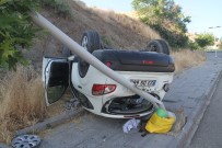 Direğe Çarpan Otomobil Ters Döndü Açıklaması 5 Yaralı