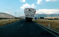 Diyarbakır'da Saman Yüklü Kamyonlar Tehlike Saçıyor