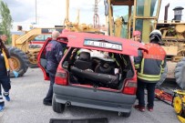 U DÖNÜŞÜ - Greydere Çarpan Otomobil Pert Oldu Açıklaması 1 Ölü, 2 Yaralı