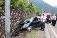 AYDINLATMA DİREĞİ - Karabük'te Trafik Kazası Açıklaması 1'İ Ağır 3 Yaralı