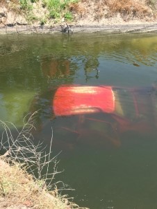 Manisa'da Otomobil Sulama Kanalına Uçtu